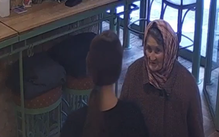 Скандал з бабусею у "Хлібному" на Хрещатику: з'явилося відео з камер спостереження