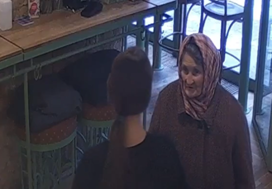 Скандал з бабусею у "Хлібному" на Хрещатику: з'явилося відео з камер спостереження
