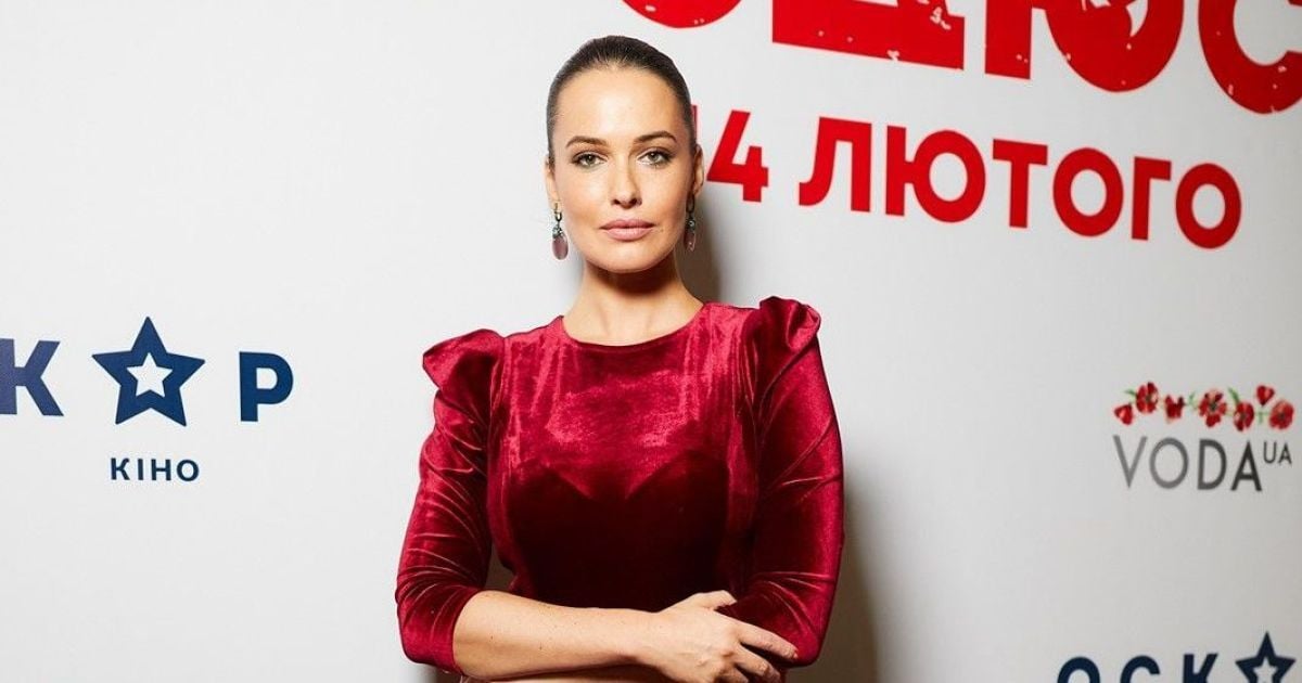 Розкішна Даша Астаф'єва в бордовій сукні представила фільм "Продюсер"