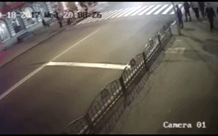 Геращенко обнародовал жуткое видео момента, как внедорожник в Харькове снес людей на тротуаре