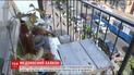 Мужчина поселил на своем балконе пчел, которые нервируют соседей