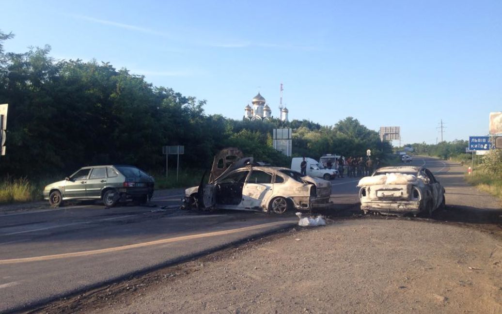 Бойцы "Правого сектора" из пулеметов и гранатометов уничтожили три милицейские машины. / © facebook/Мустафа Найем