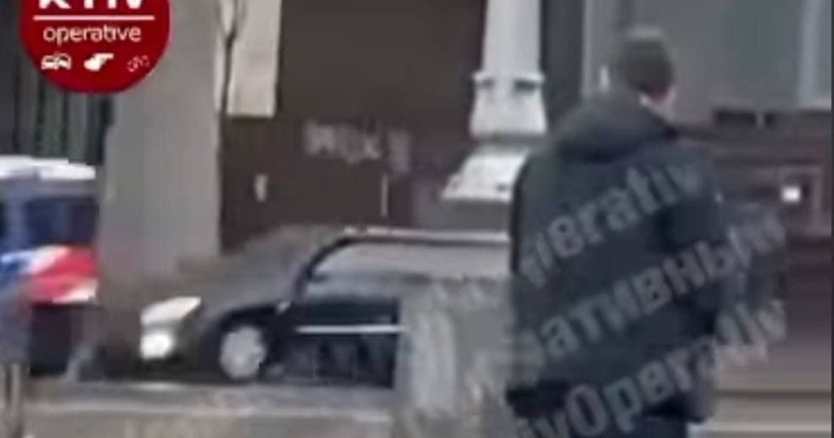 В центре Киева задержали мужчину, который пописял под столбом (видео)