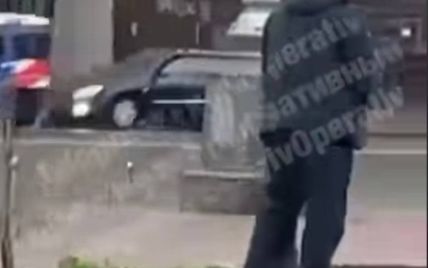 В центре Киева задержали мужчину, который пописял под столбом (видео)