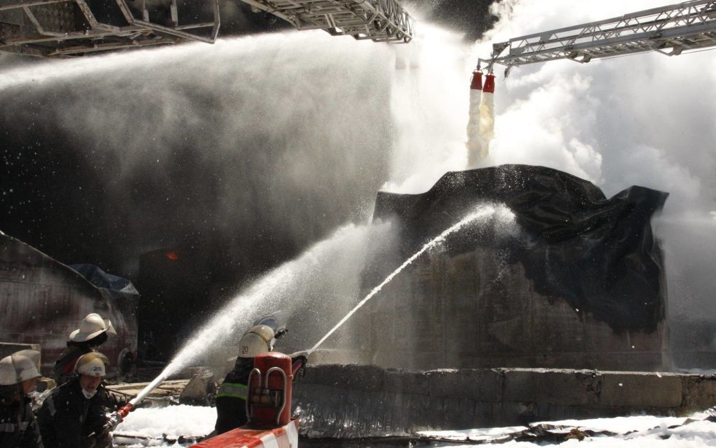 Пожарные сумели погасить наиболее опасный резервуар с маслом. / © facebook.com/MNS.GOV.UA