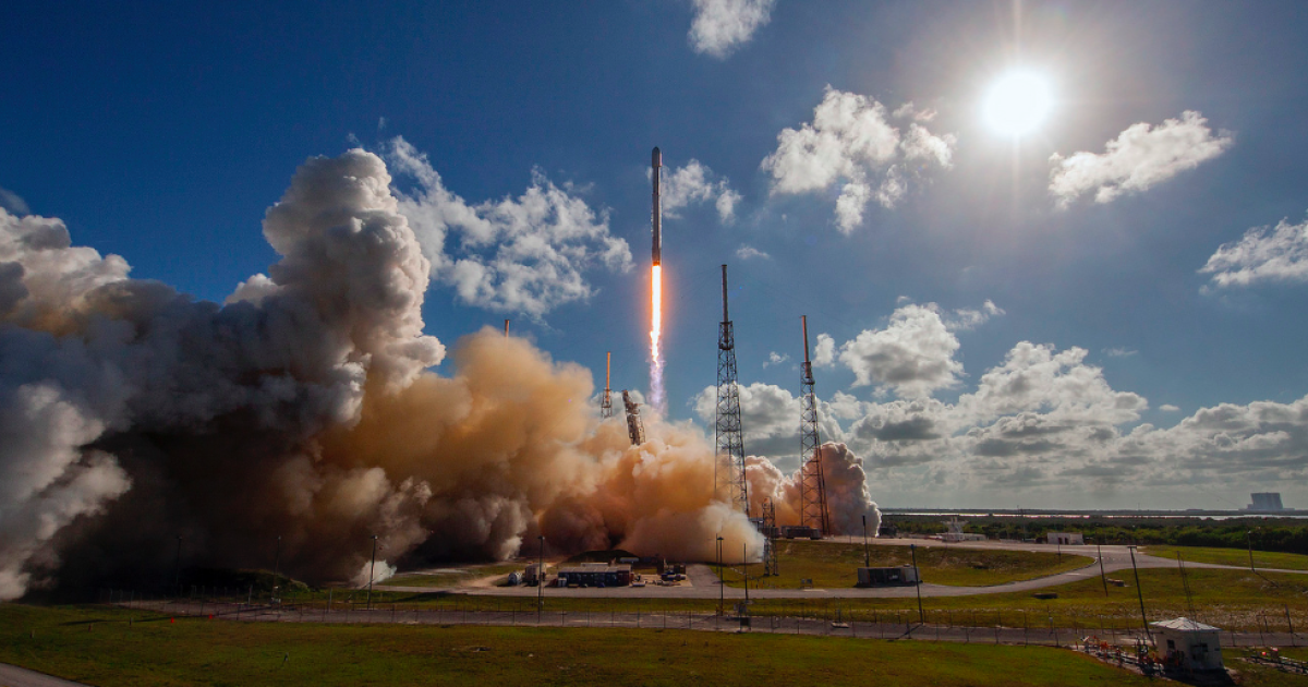 Ступень ракеты Falcon 9 успешно приземлилась на плавучую платформу, но может упасть в море