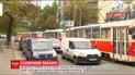 Неправильно припаркованный автомобиль парализовал движение на столичном Подоле