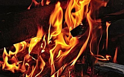 Згоріла заживо: під Дніпром жінка отруїлася чадним газом і впала в багаття
