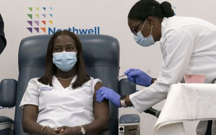 В США стартовала массовая вакцинация американцев от коронавируса