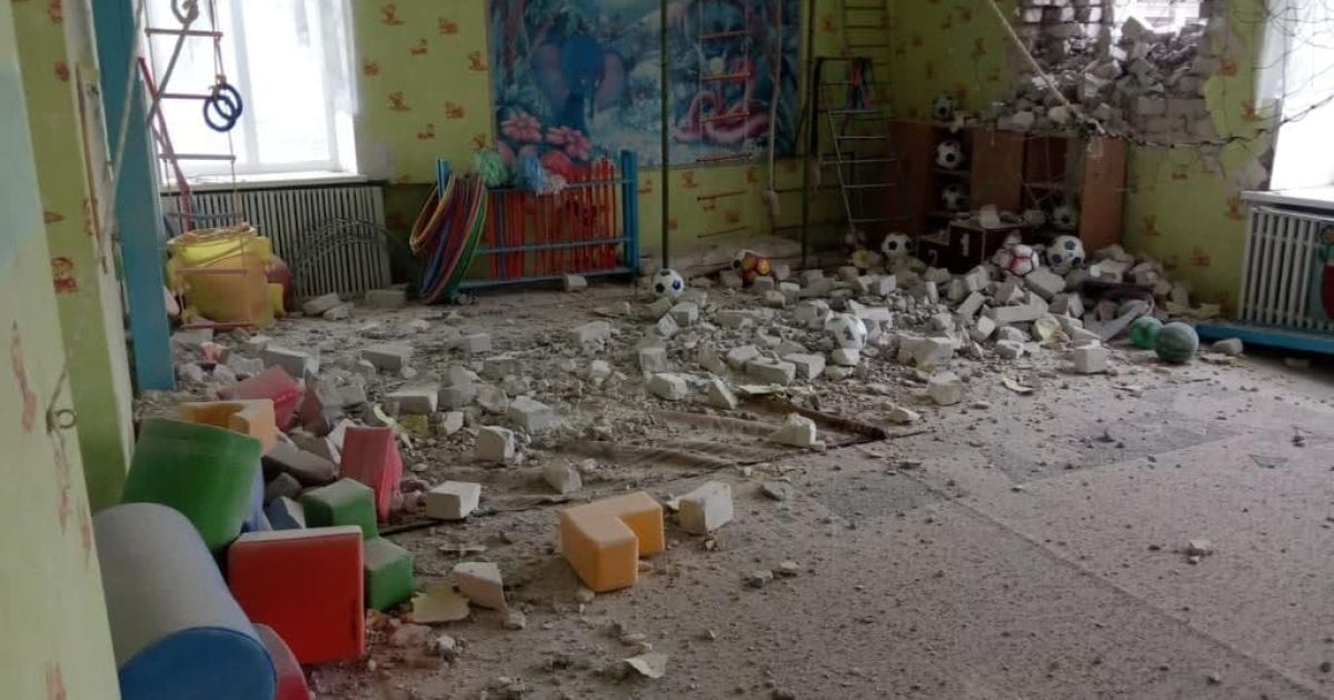 "Чорт зна що коїться, ми на підлозі": жителі Луганщини повідомляють про обстріли, а бойовики брешуть про атаки ЗСУ