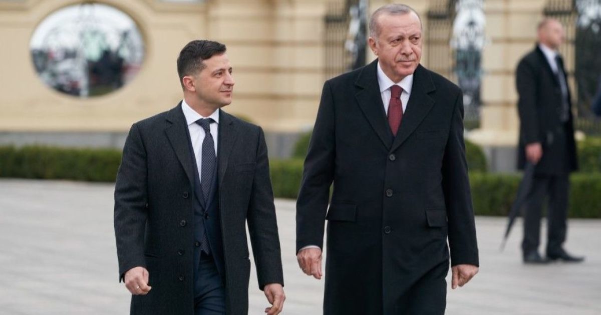 Зеленский переговорил с Эрдоганом о поставках в Украину респираторов и защитных костюмов