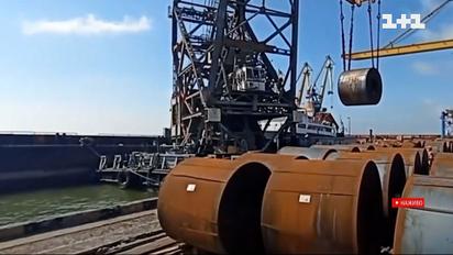 Андрющенко: окупанти розмінували порт у Маріуполі, крадуть і вивозять металопрокат