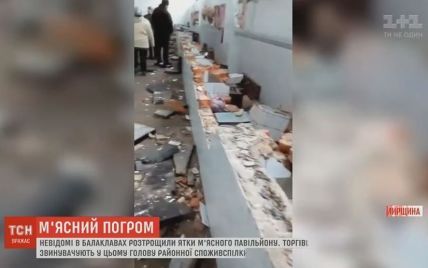 Молодики в балаклавах розтрощили прилавки м’ясного павільйона на базарі в Коростишеві