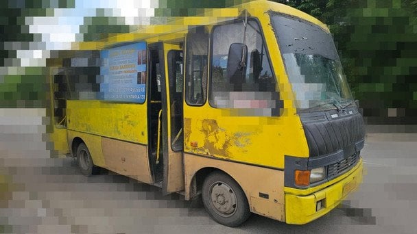 Атака безпілотників на маршрутку в Херсоні. / © Херсонська ОВА