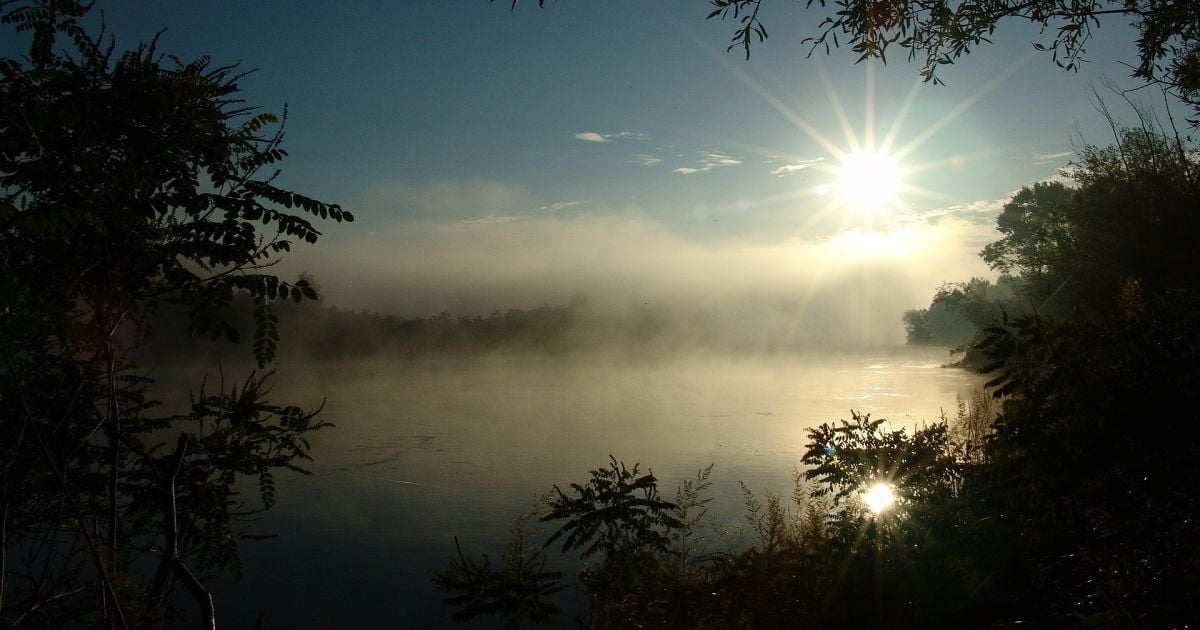 Вода може переходити в пароподібний стан без нагрівання лише під впливом світла.