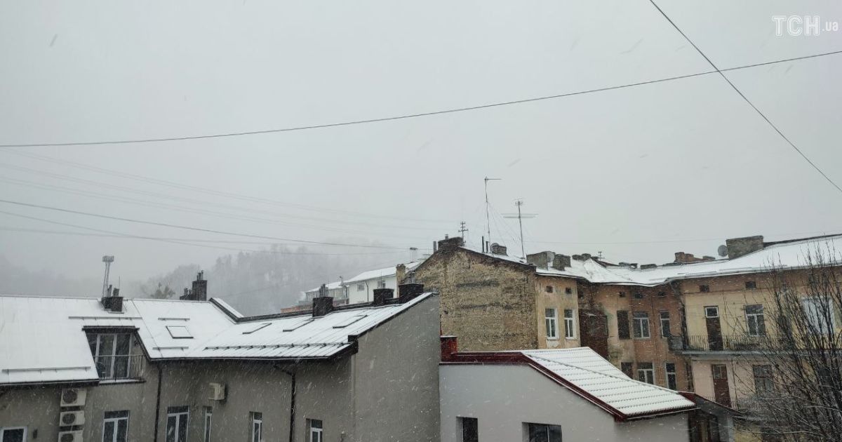 Снегопад и гром с молнией: во Львове свирепствует аномальная погода (фото)