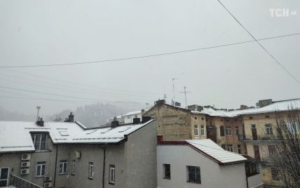 Снігопад та грім із блискавкою: у Львові лютує аномальна погода (фото)