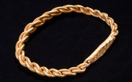 В Британии нашли клад викингов с золотыми украшениями