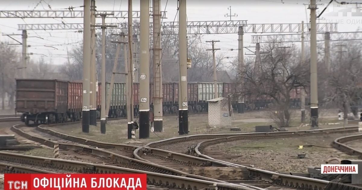 На очах журналістів ТСН блокпости на Донбасі перетнули фура і вантажний потяг