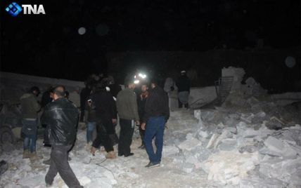У Сирії літаки розбомбили мечеть під час вечірньої молитви, загинули більше 40 людей