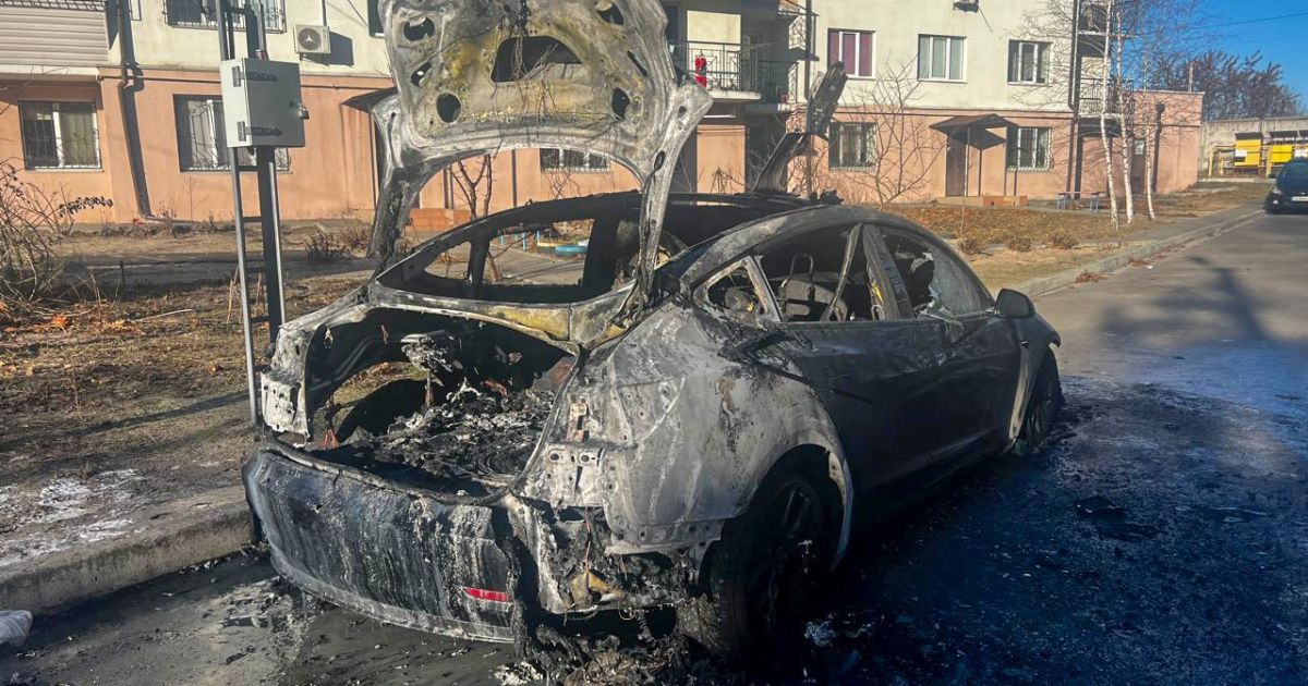 В селе Мила мужчина поджег автомобиль Tesla.