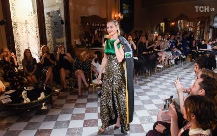 48-летняя Ума Турман в леопардовом платье с высоченным разрезом вышла на подиум