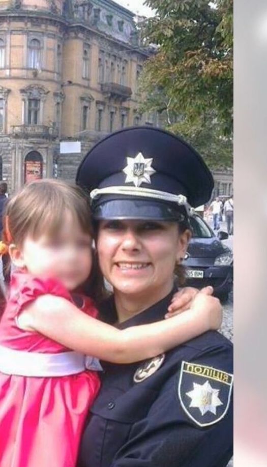 Поліцейська, яку вдарив ножем водій-учасник ДТП, досі в реанімації у Львові