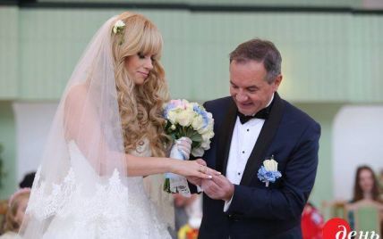 Мэр Глухова после женитьбы летит с молодой женой на "медовый месяц" за океан
