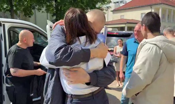 Тихановский и еще 13 политзаключенных режима Лукашенко вышли на свободу: что известно (видео)