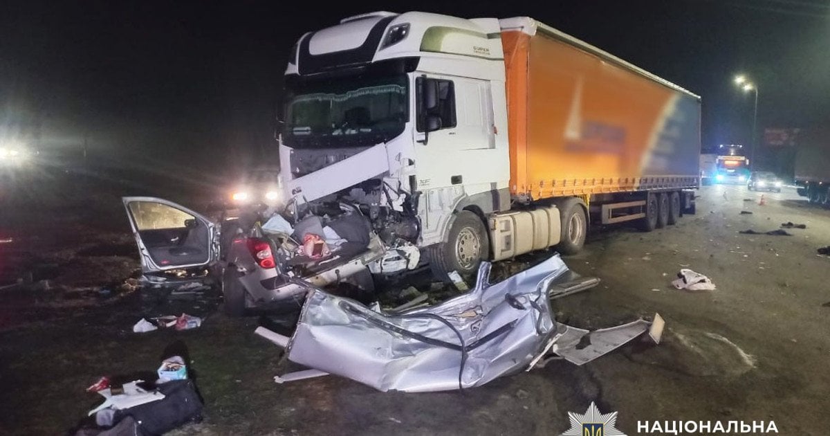 На трассе «Киев-Чоп» супруги киевлян погибли под колесами грузовика