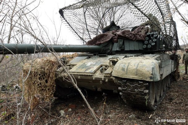 Танк PT-91 Twardy ЗСУ з розкладним антидроновим капюшоном / © armyinform.com.ua