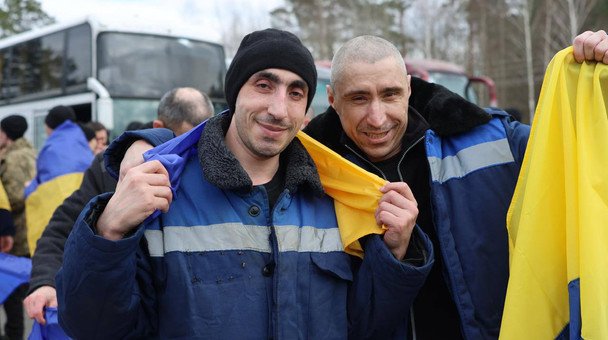 Ще 300 українців сьогодні повернулися додому з російського полону. / © Володимир Зеленський