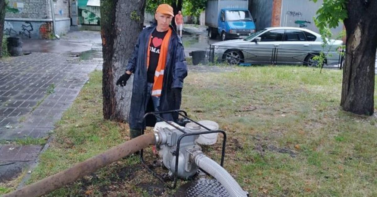 У Києві річка Либідь вийшла з колектора й затопила вулиці