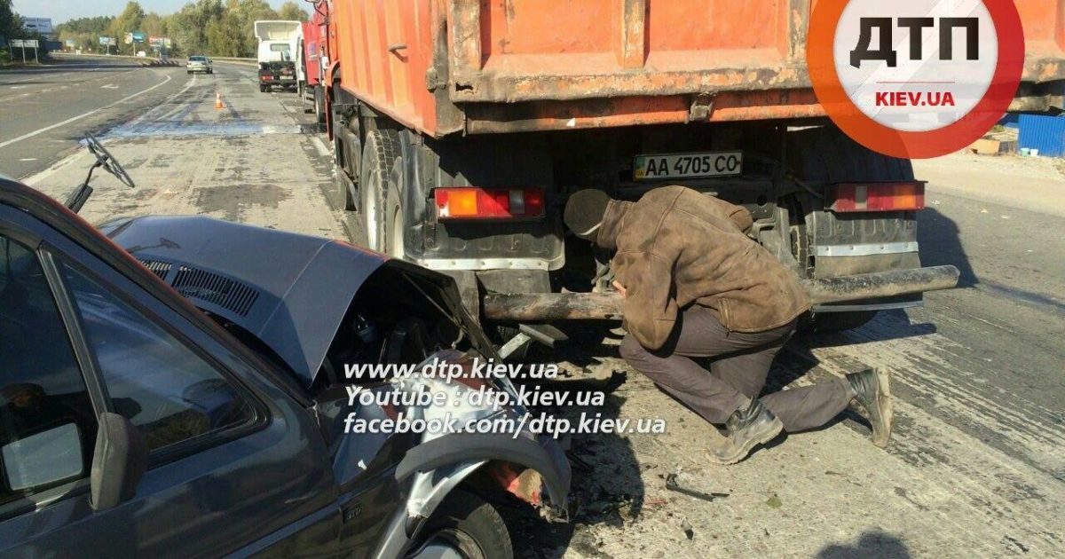 Машины получили разное количество повреждений, сколько пострадавших - неизвестно / © dtp.kiev.ua