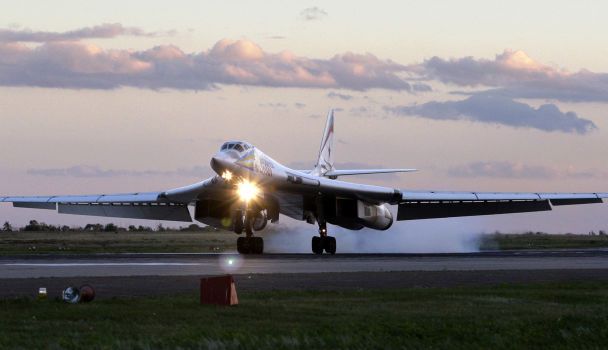 Російський стратегічний бомбардувальник Ту-160 або “Білий лебідь”, найбільший надзвуковий бомбардувальник у світі, приземляється на авіабазі Енгельс під Саратовом, 7 серпня 2008 / AP