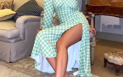 В м'ятній шаховій сукні з розрізом: Ріта Ора продемонструвала стрункі ноги