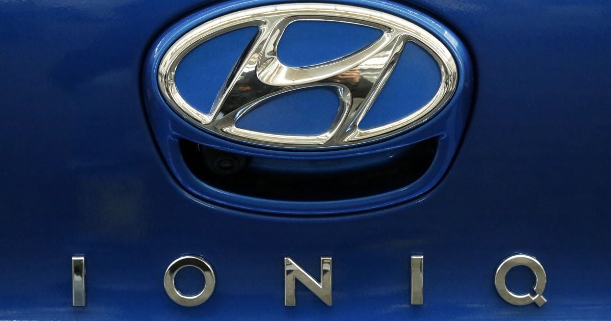 Фотошпигуни помітили на дорозі оновлену версію Hyundai Ioniq за повного камуфляжу