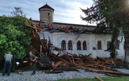 Знищена вежа на старовинній фортеці в Кам'янці-Подільському та затоплені дороги: в Україні лютує негода