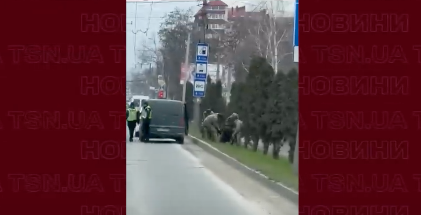 У Чернівцях працівники ТЦК силоміць заштовхали чоловіка до буса / Скриншот з відео / © 