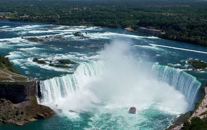 Мама стрибнула у Ніагарський водоспад із 9-річним сином та 5-місячною донькою – фото