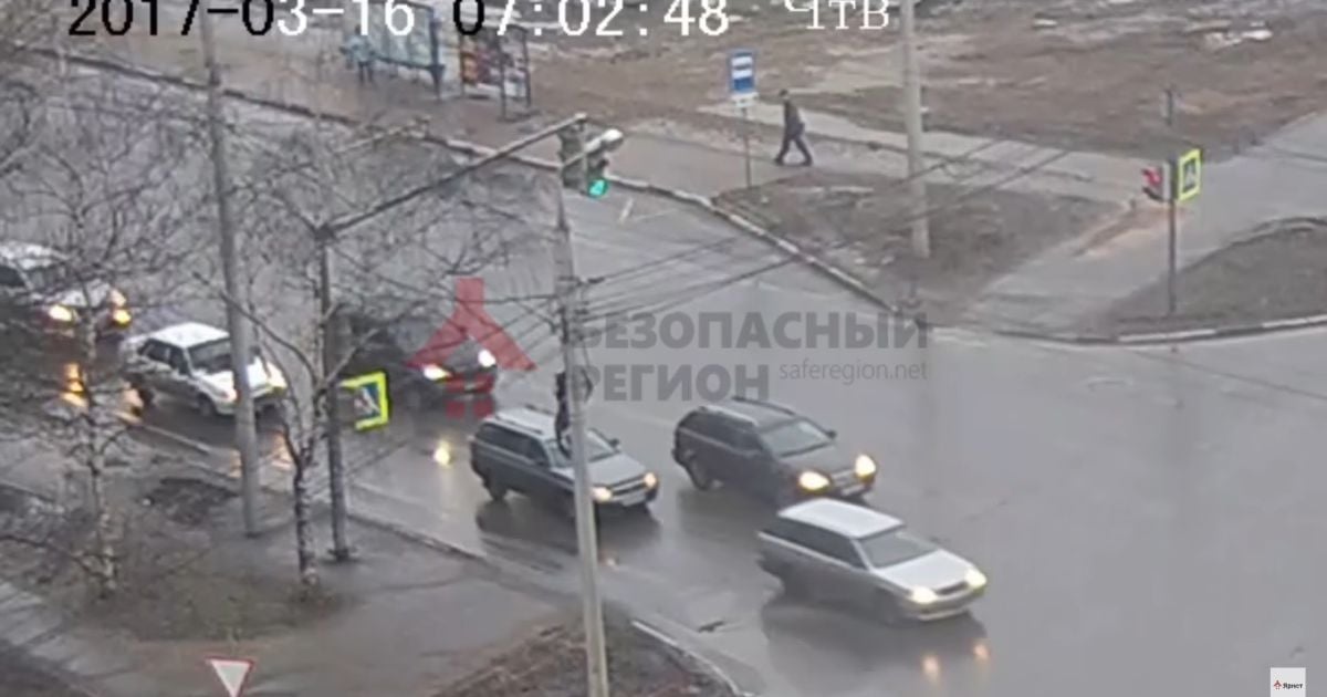 У Росії чоловік провалився під землю, очікуючи на тролейбус