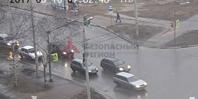 У Росії чоловік провалився під землю, очікуючи на тролейбус