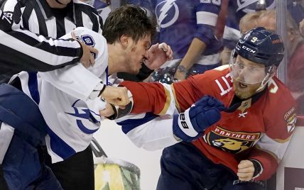 Перед зустріччю з Байденом: росіянина добряче побили під час матчу НХЛ (відео)