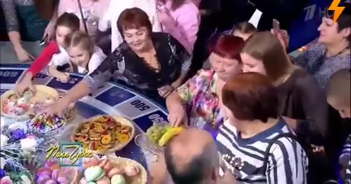 Приходять з пакетами: в "Поле чудес" показали, як глядачі змітають їжу після запису програми