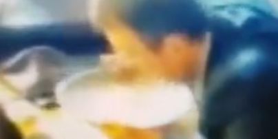 В Сеть выложили видео, как похожий на нардепа Геращенко мужчина во время трапезы языком облизывает тарелку