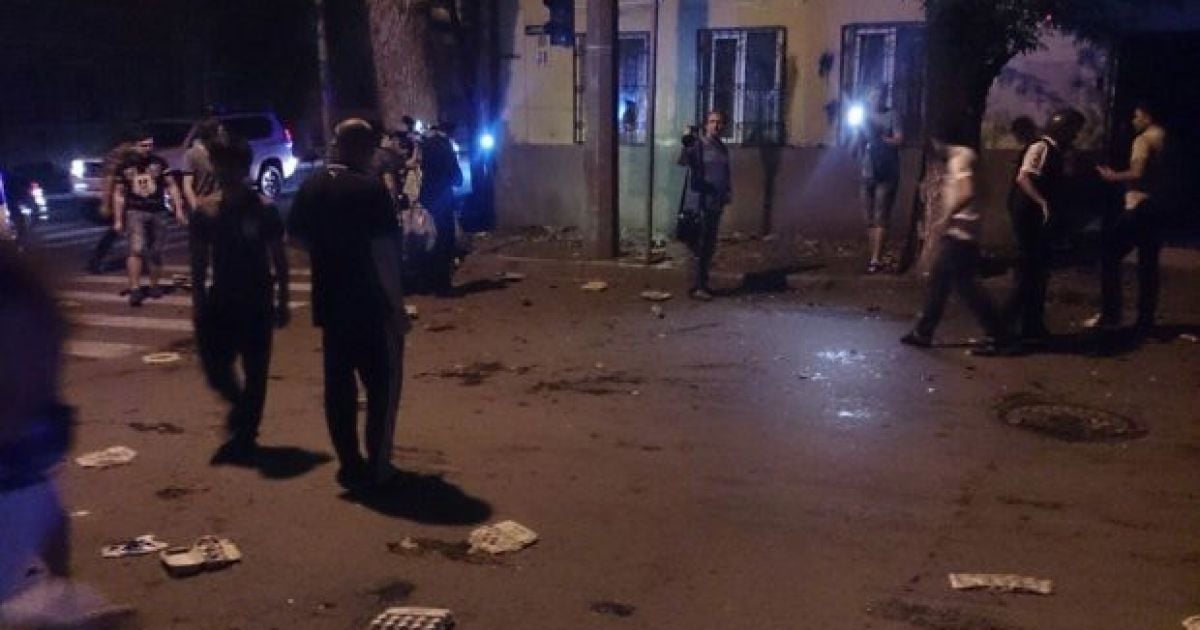 Погром устроили сотни неизвестных
