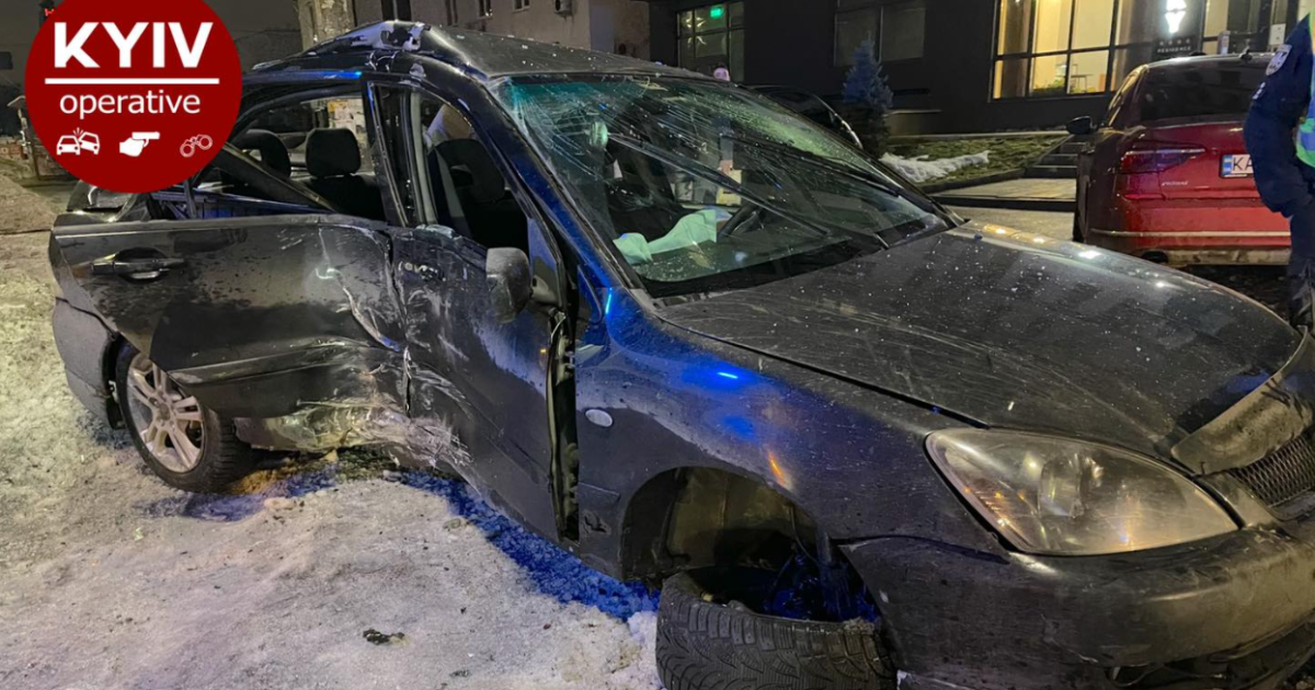 У Києві п'яний водій на Mitsubishi влетів у стовп