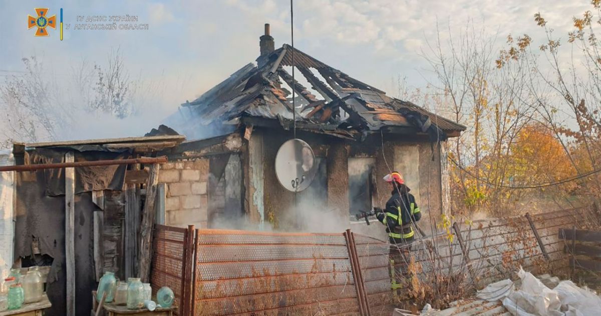 Двоє людей згоріли живцем у власному домі в Луганській області: фото