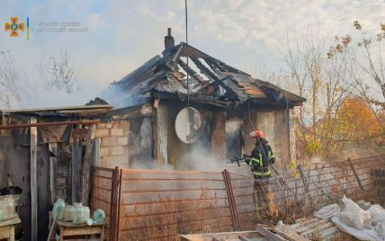 Два человека сгорели заживо в собственном доме в Луганской области фото