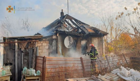 Двоє людей згоріли живцем у власному домі в Луганській області: фото